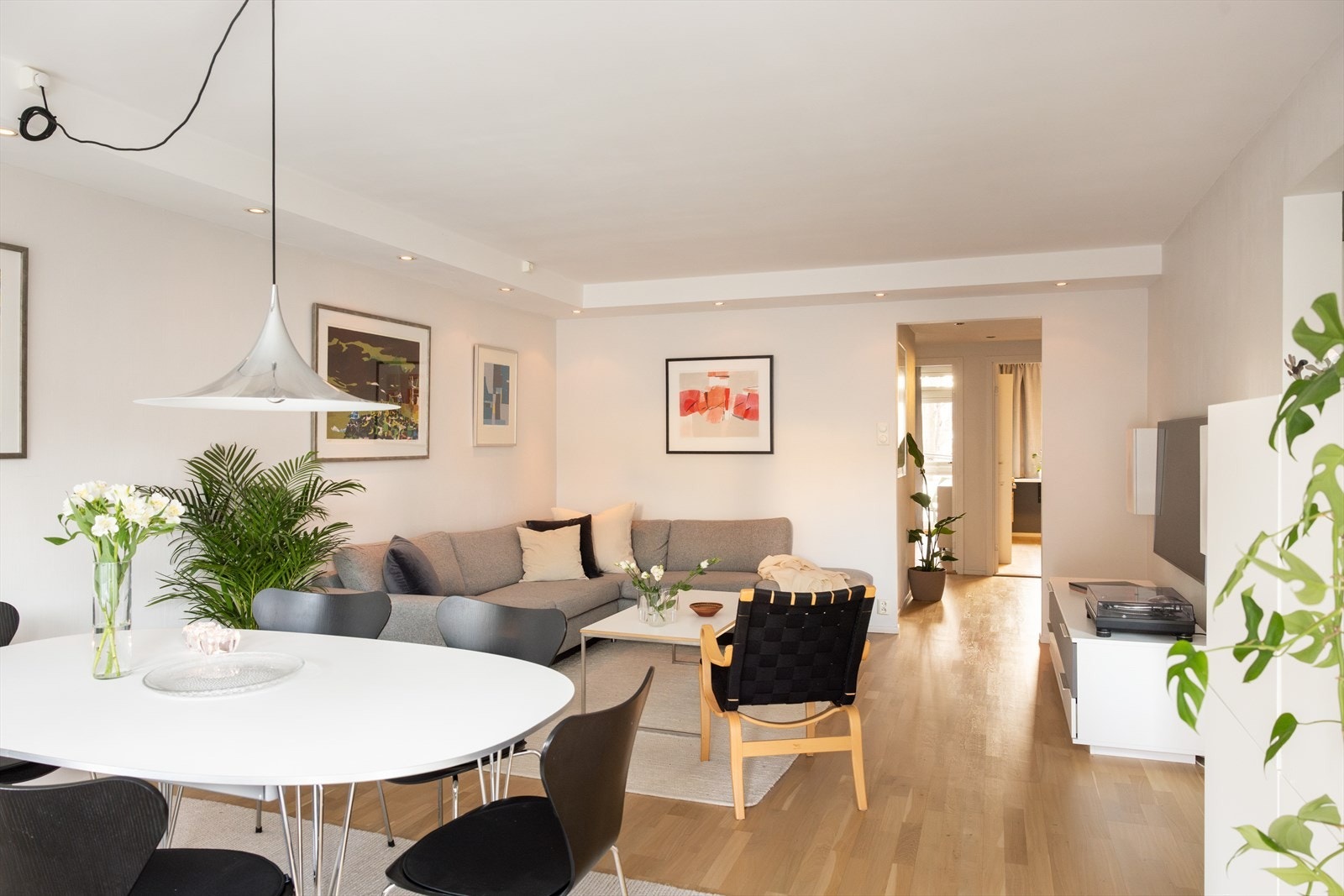 - Lys og hyggelig stue med god plass til sofaseksjon med tilhørende møblement, TV-benk og spisebord - Galleribilde