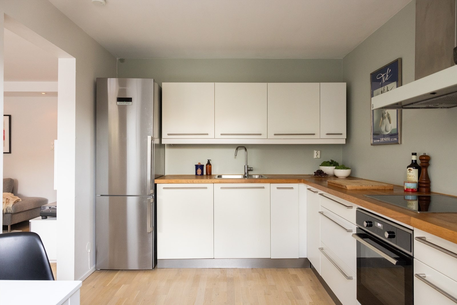 - Separat og romslig kjøkken fra ca. 2008. Her har man godt med benk- og skapplass - Galleribilde