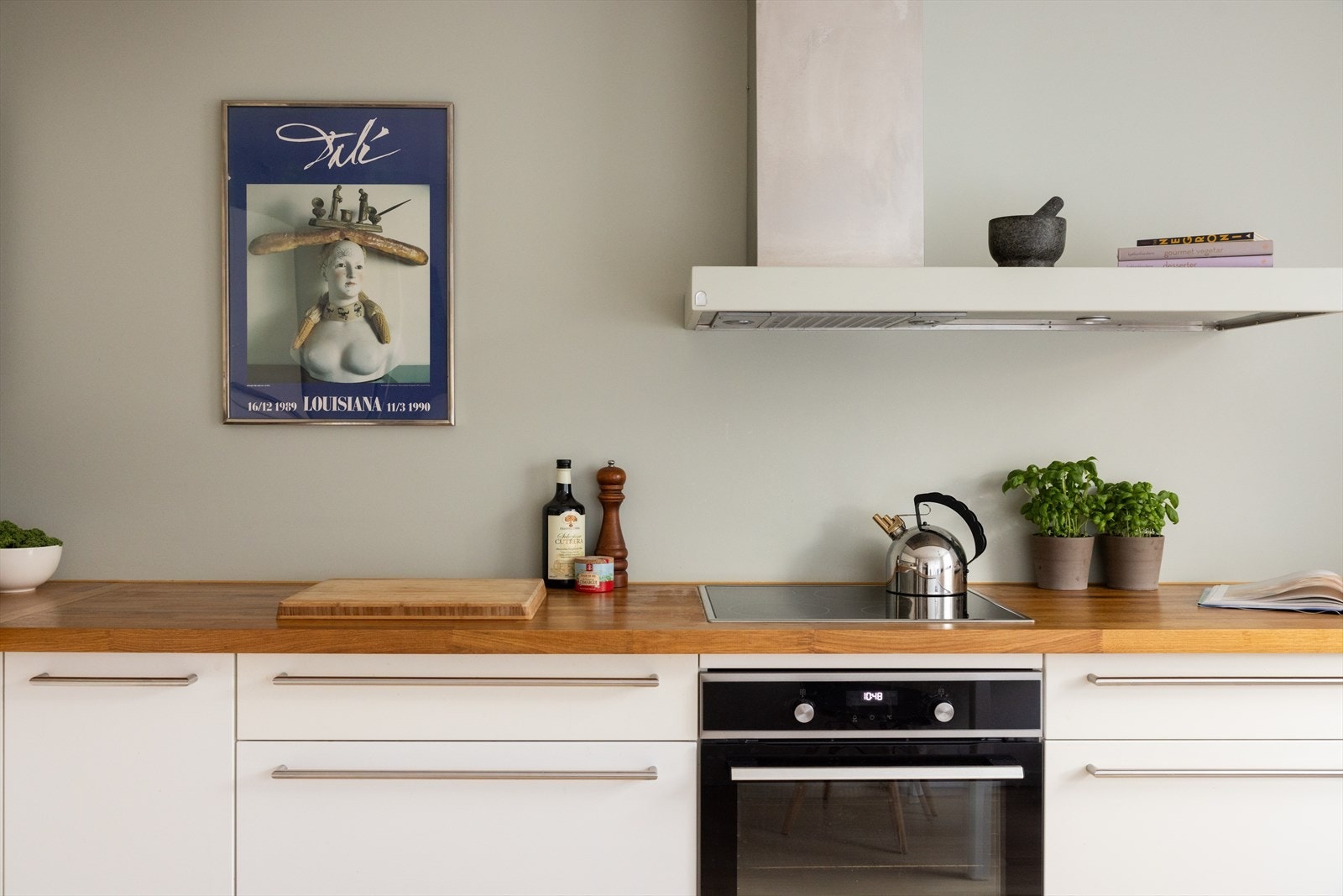 - Kjøkkeninnredning med glatte fronter. Heltre benkeplate med nedfelt vask - Galleribilde