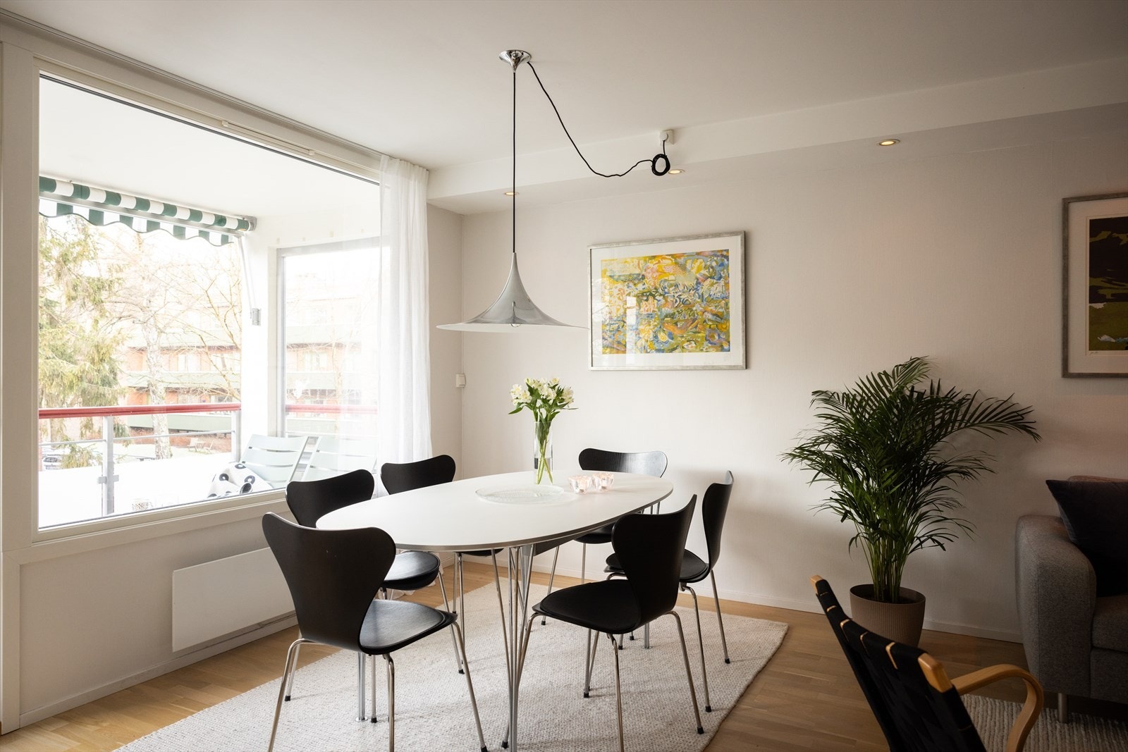 - Stuen er svært romslig, perfekt for sosiale sammenkomster! - Galleribilde