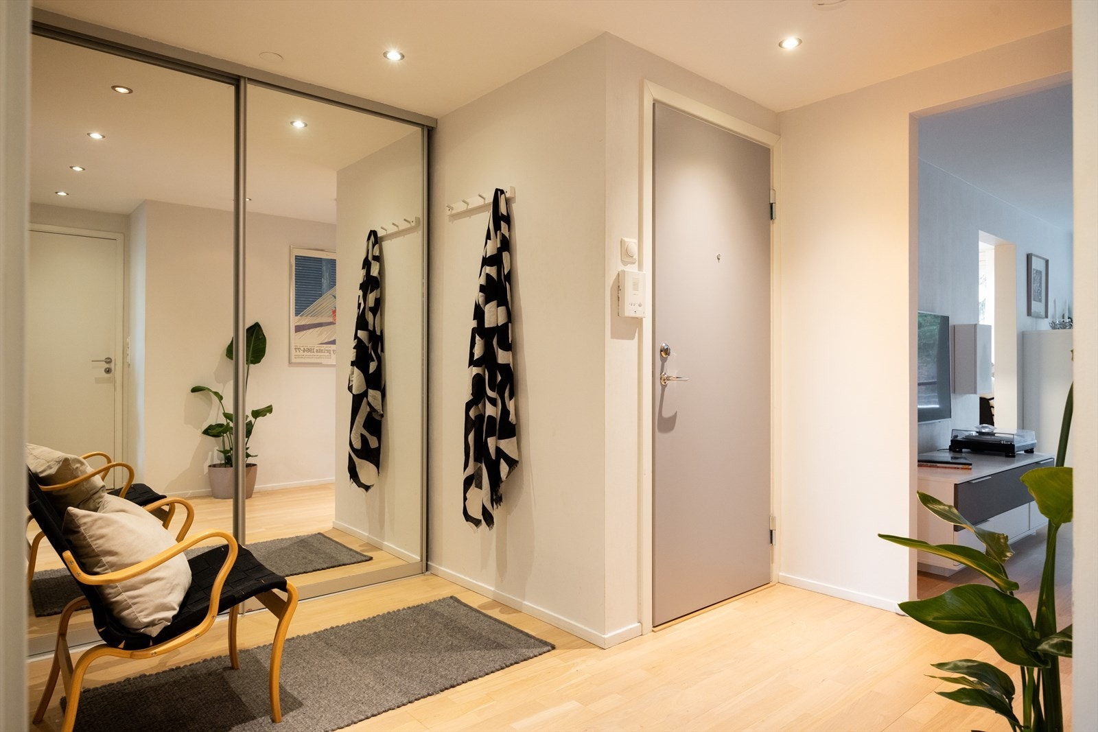 - Her har man god plass til sko og yttertøy i skyvedørsgarderobe med speildører - Galleribilde