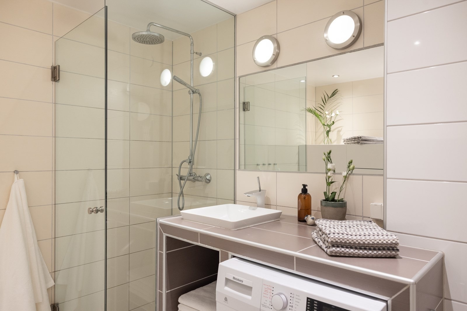 - Baderommet er innredet med vegghengt klosett, servant på innredning og dusjhjørne med svingbar glassdør - Galleribilde