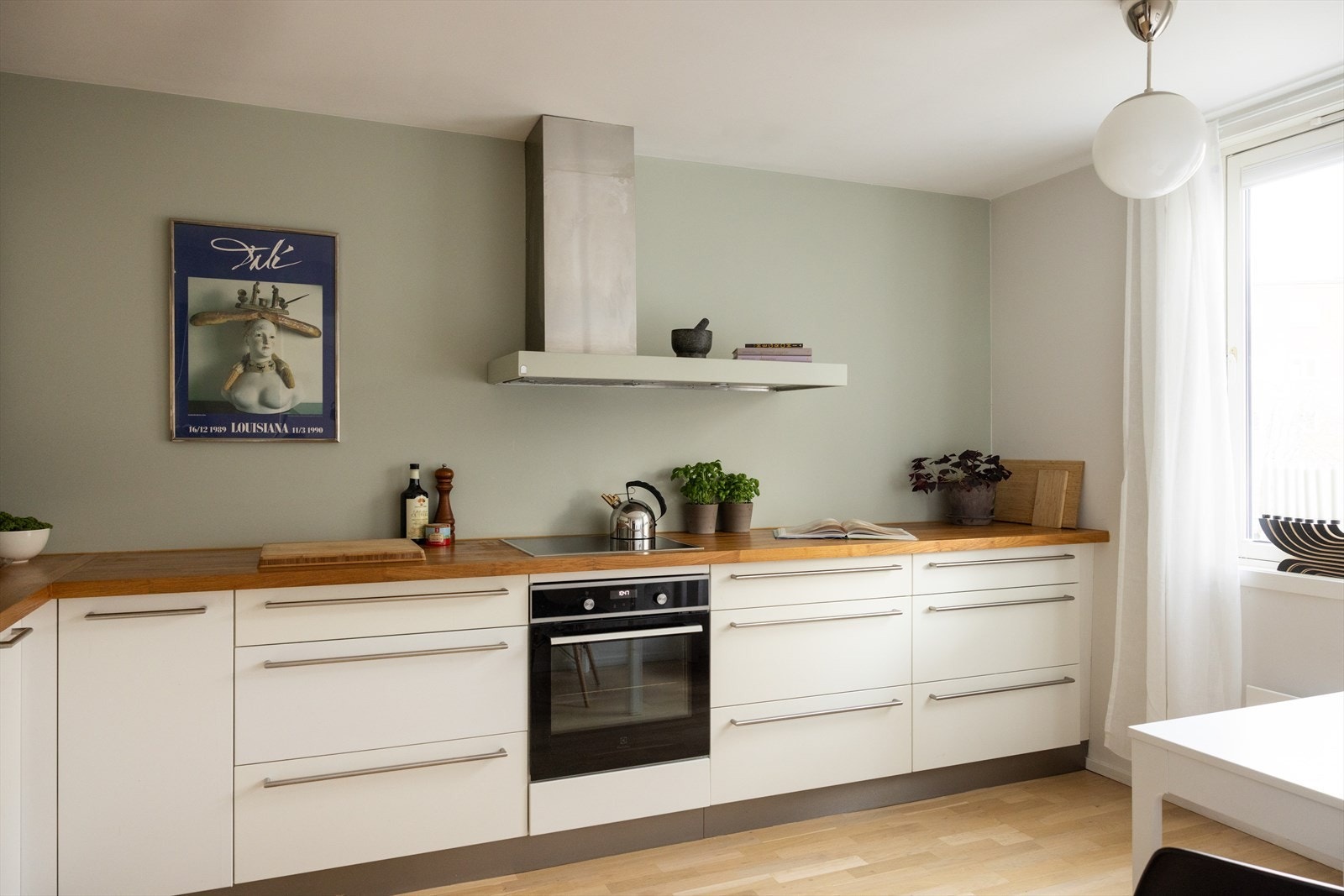 - Integrert platetopp, stekeovn og oppvaskmaskin. Avtrekk over kokeplass. Ny stekeovn fra 2020 og oppvaskmaskin fra 2024 - Galleribilde