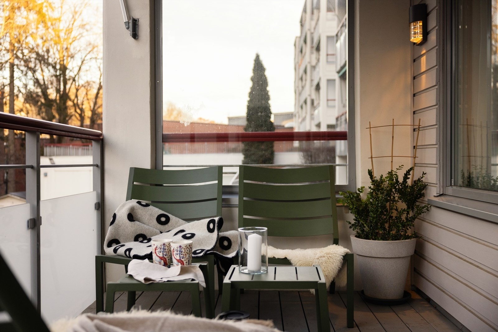 - På balkongen ble det i 2020 lagt nytt terrassegulv og installert elektrisk markise - Galleribilde