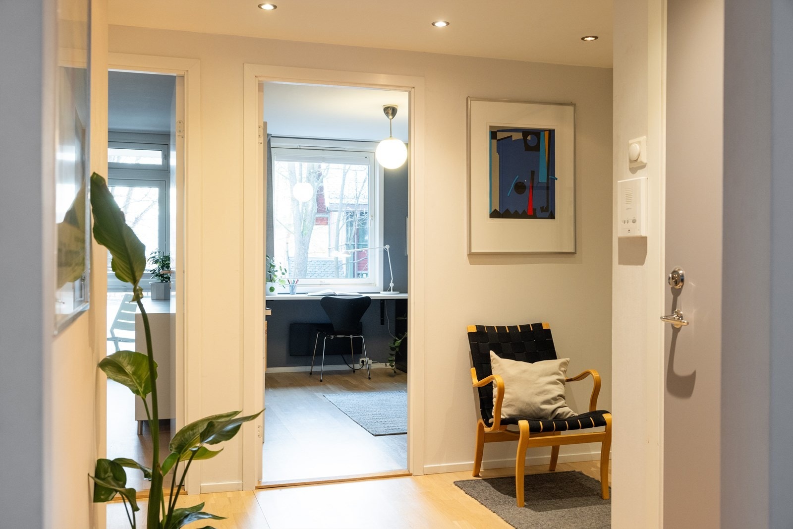 - Velkommen inn! Det første som møter deg er en lys og innbydende entré som gir et godt førsteinntrykk av leiligheten - Galleribilde