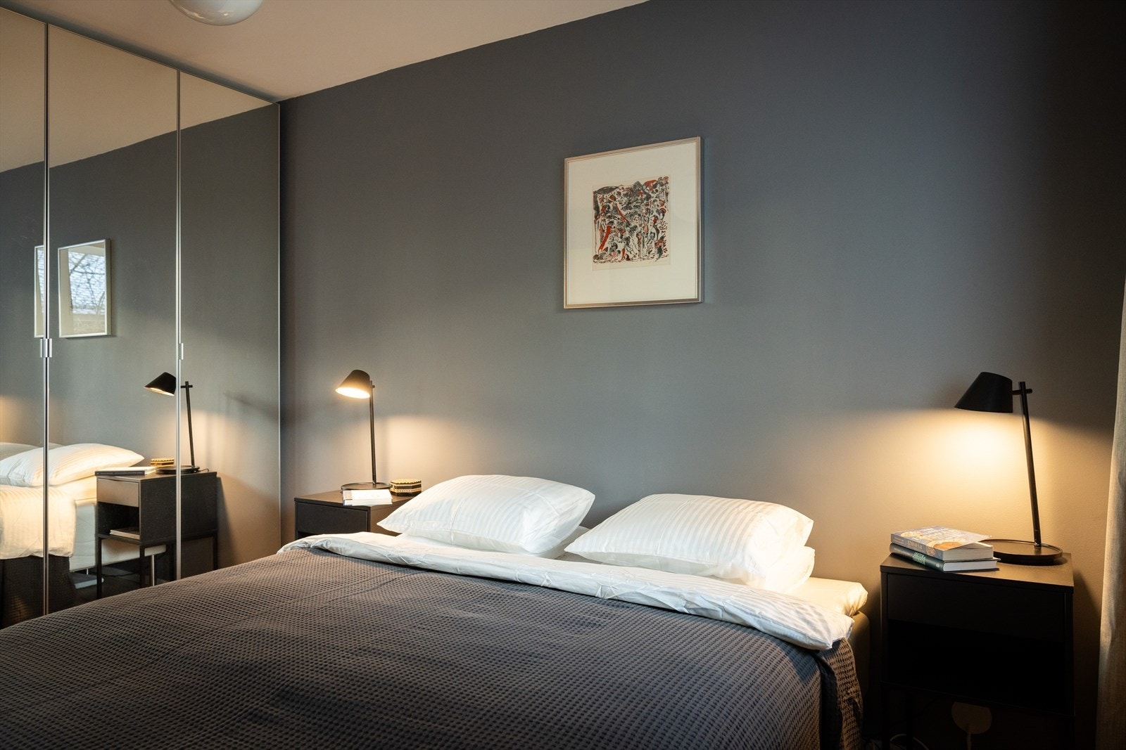 - God plass til dobbeltseng med tilhørende nattbord på hovedsoverommet - Galleribilde