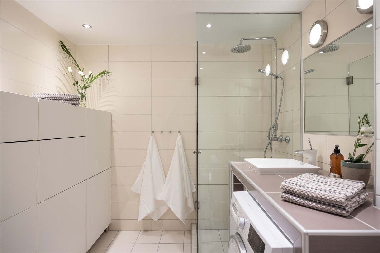 - Flislagt baderom fra ca. 2008 med varme i gulvet og downlights i himling - Galleribilde