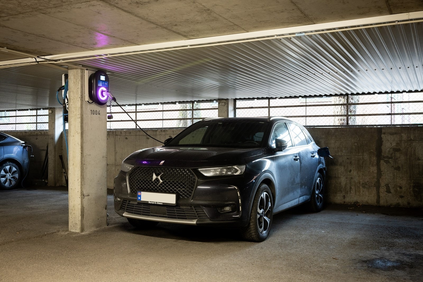 - Med leiligheten følger en garasjeplass med elbillader - Galleribilde