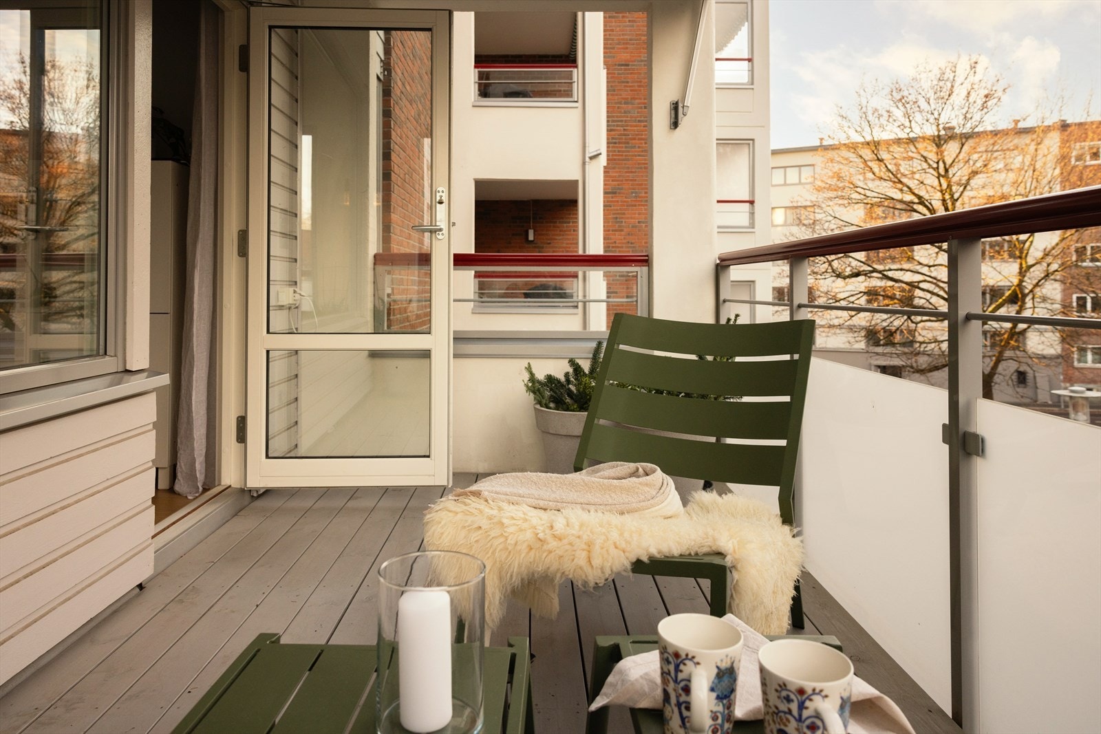 - Vestvendt balkong på ca. 8 kvm med god plass til utemøblement og grill samt gode solforhold fra ca. 15 til solen går ned midtsommers - Galleribilde