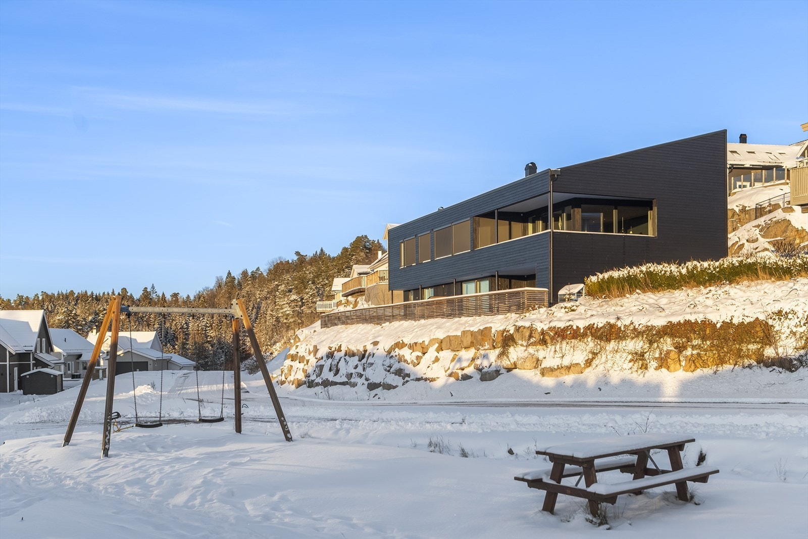 Fint beliggende og velstelt eiertomt med forstøtningsmur av stein i front. Galleribilde