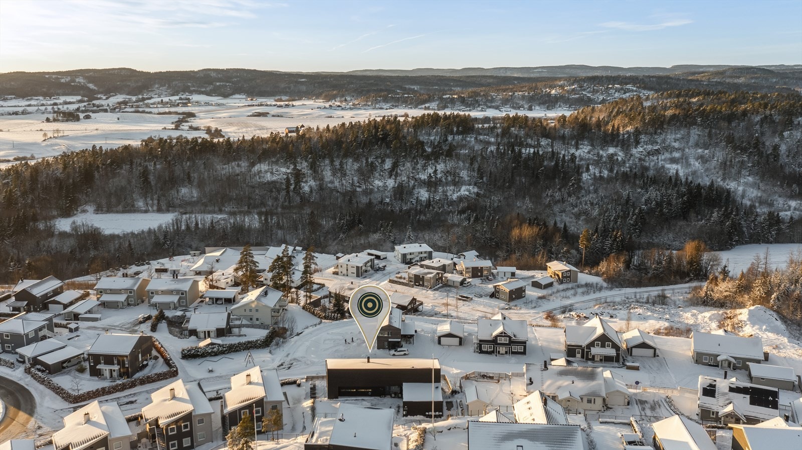 Område er både rolig og svært barnevennlig.Det er trygg skolevei fra Skjeggestadåsen og fin gang- og sykkelsti til sentrum av Revetal. Galleribilde