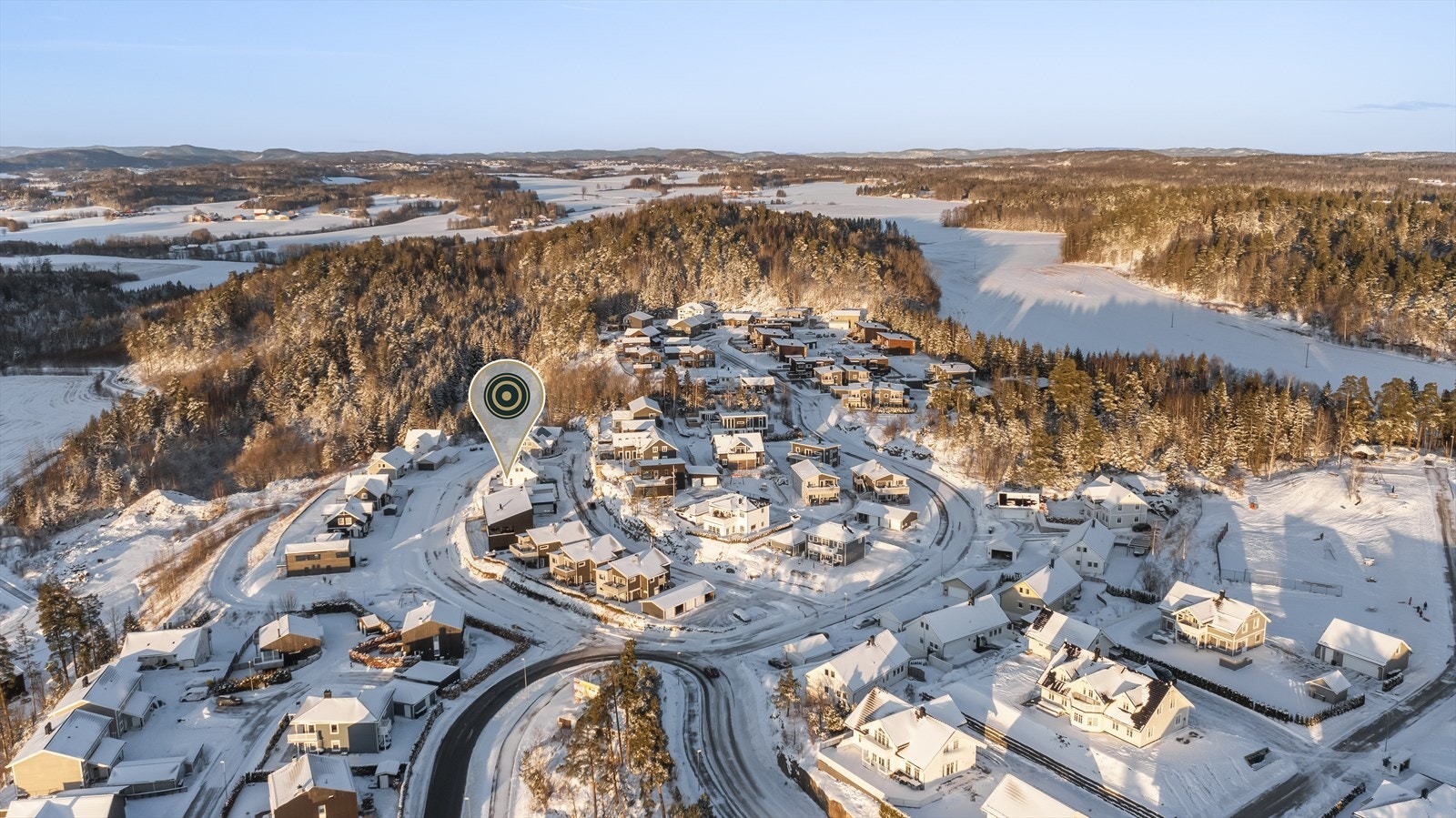Revetal har alt av sentrumsfasiliteter slik som dagligvare på delikate Meny Revetal på Re-torvet, vinmonopol, skysstasjon, cafeer, flere klesbutikker, bensinstasjon og sportsforretning er noe å nevne. Galleribilde