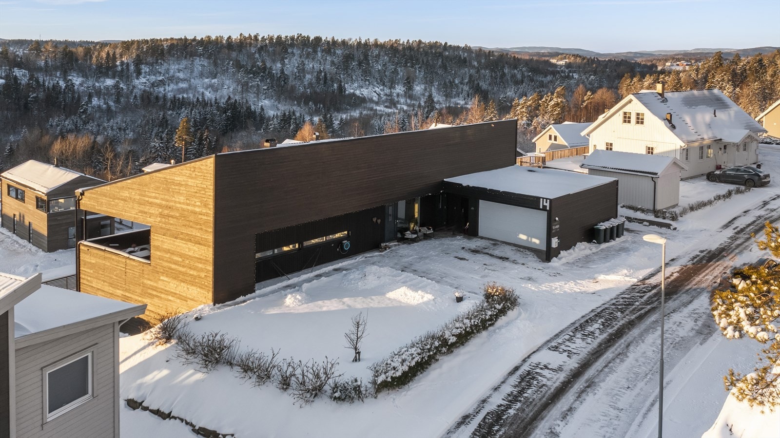 Et velstelt gårdsrom med belegningsstein og takoverbygget inngangsparti ønsker velkommen. Galleribilde