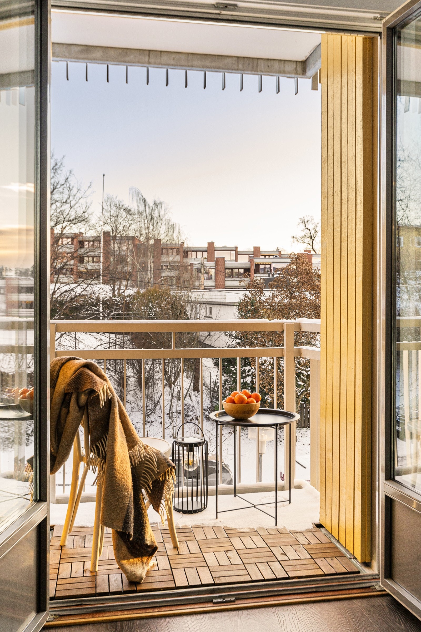 Det er utgang til en deilig balkong fra oppholdsrommet Galleribilde