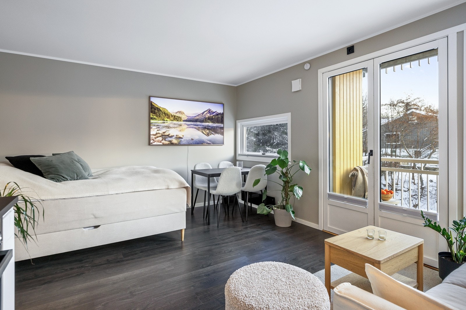 Her er det plass til både sofa, spisestue og større seng Galleribilde