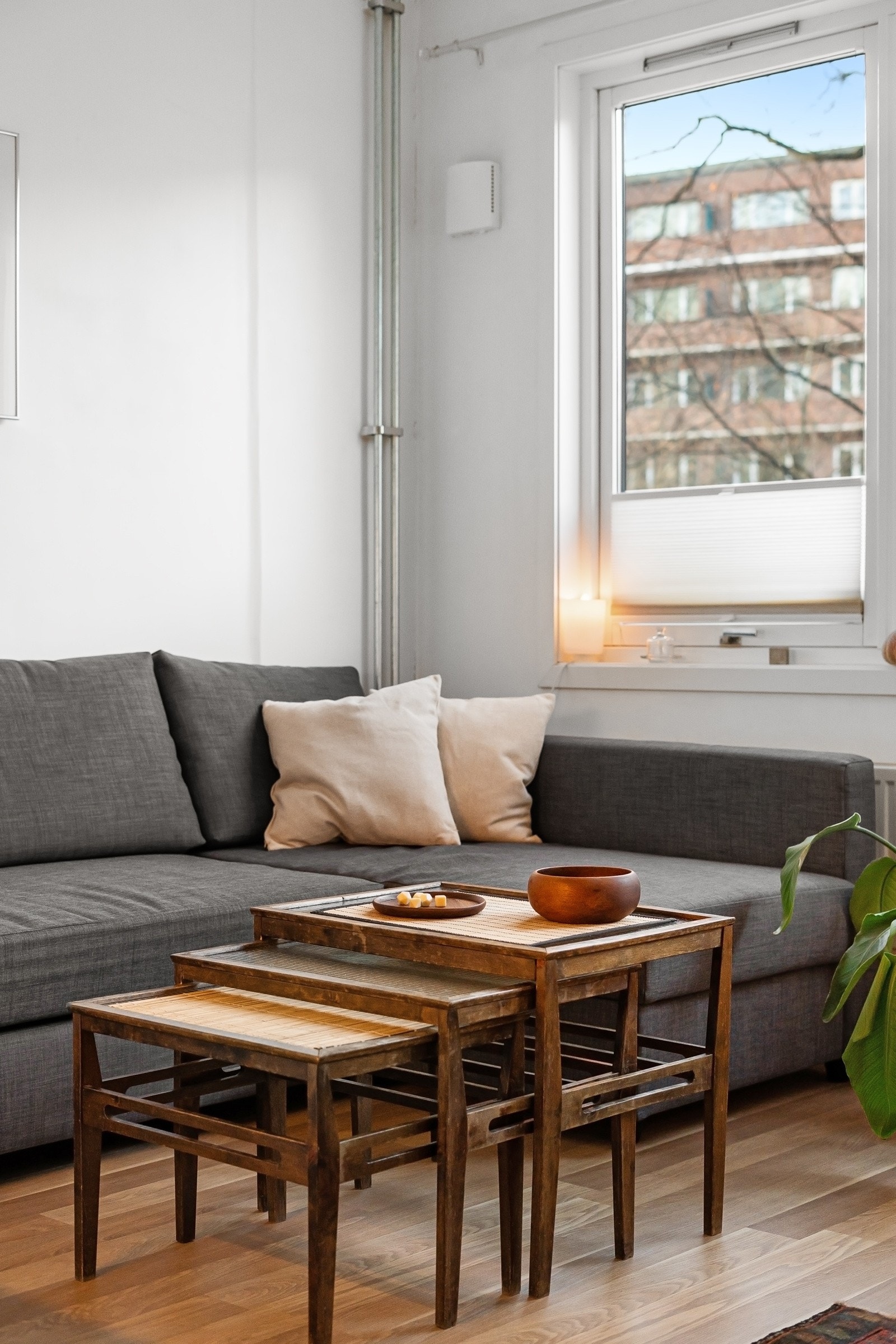 Store vindusflater som slipper til rikelig med naturlig lys. Galleribilde