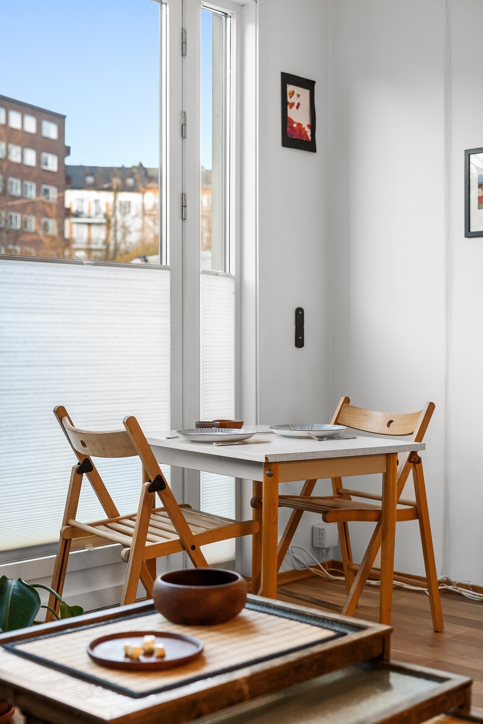 Det er også plass til spisebord. Fransk balkong og store vindusflater som slipper til rikelig med naturlig lys. Galleribilde