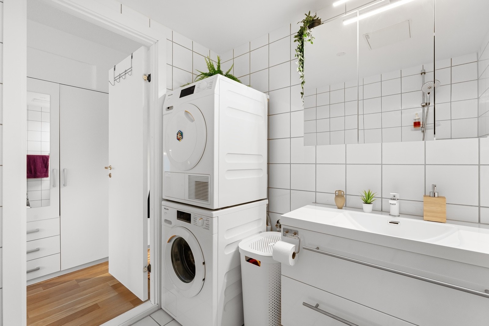 Varme i gulv, god belysning og opplegg for vaskemaskin. Galleribilde