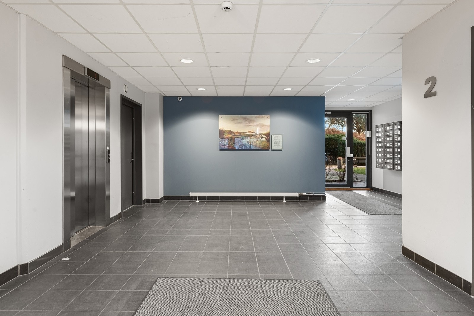 Leiligheten har god internbeliggenhet i byggets 2. etasje. Tilgang via heis eller trapper. Galleribilde