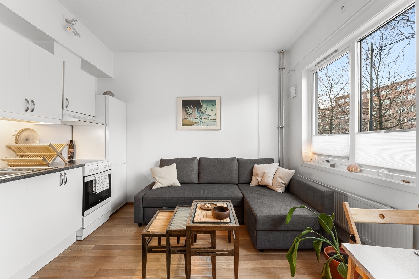 Trivelig stue med plass til sofagruppe, sofabord og underholdningsavdeling. Galleribilde