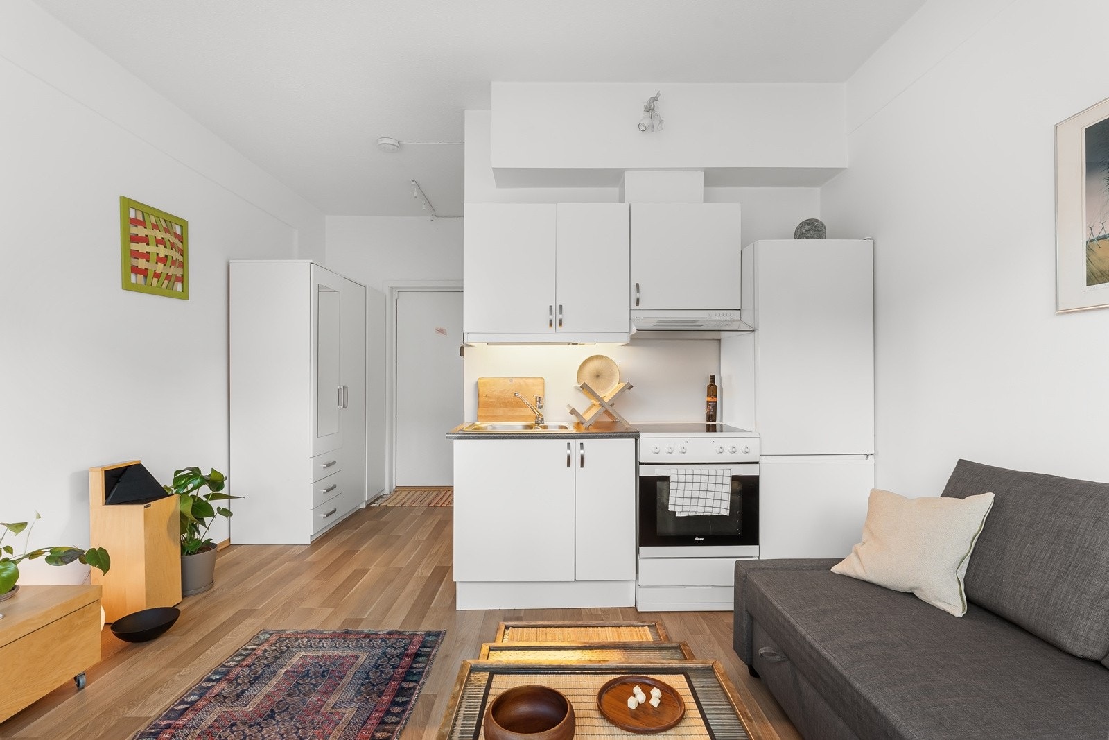 Lekkert og moderne kjøkken som består av lyse fronter og benkeplate i laminat. Galleribilde