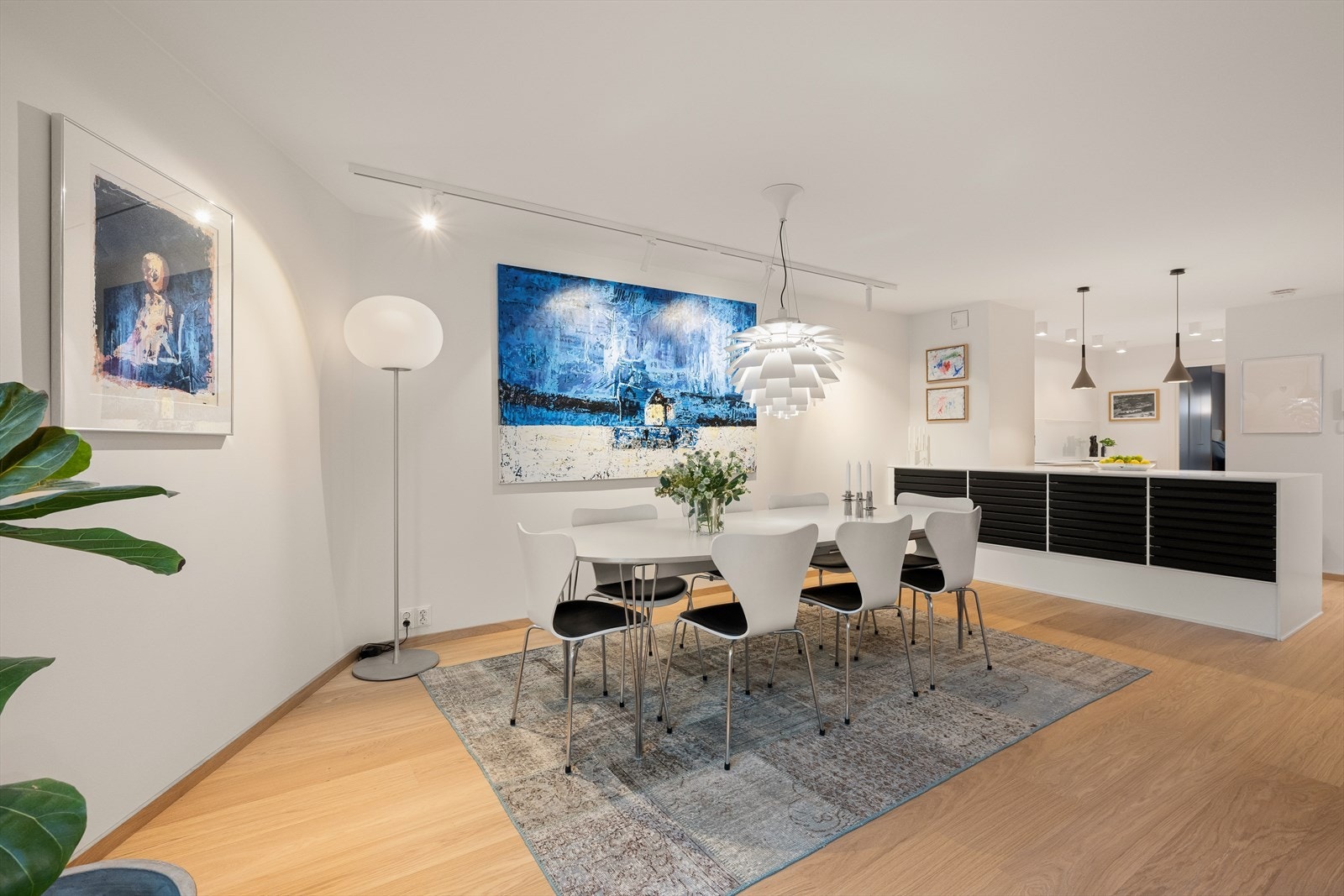 God planløsning som deler av rommet i naturlige soner, samtidig som det holdes åpent og luftig Galleribilde