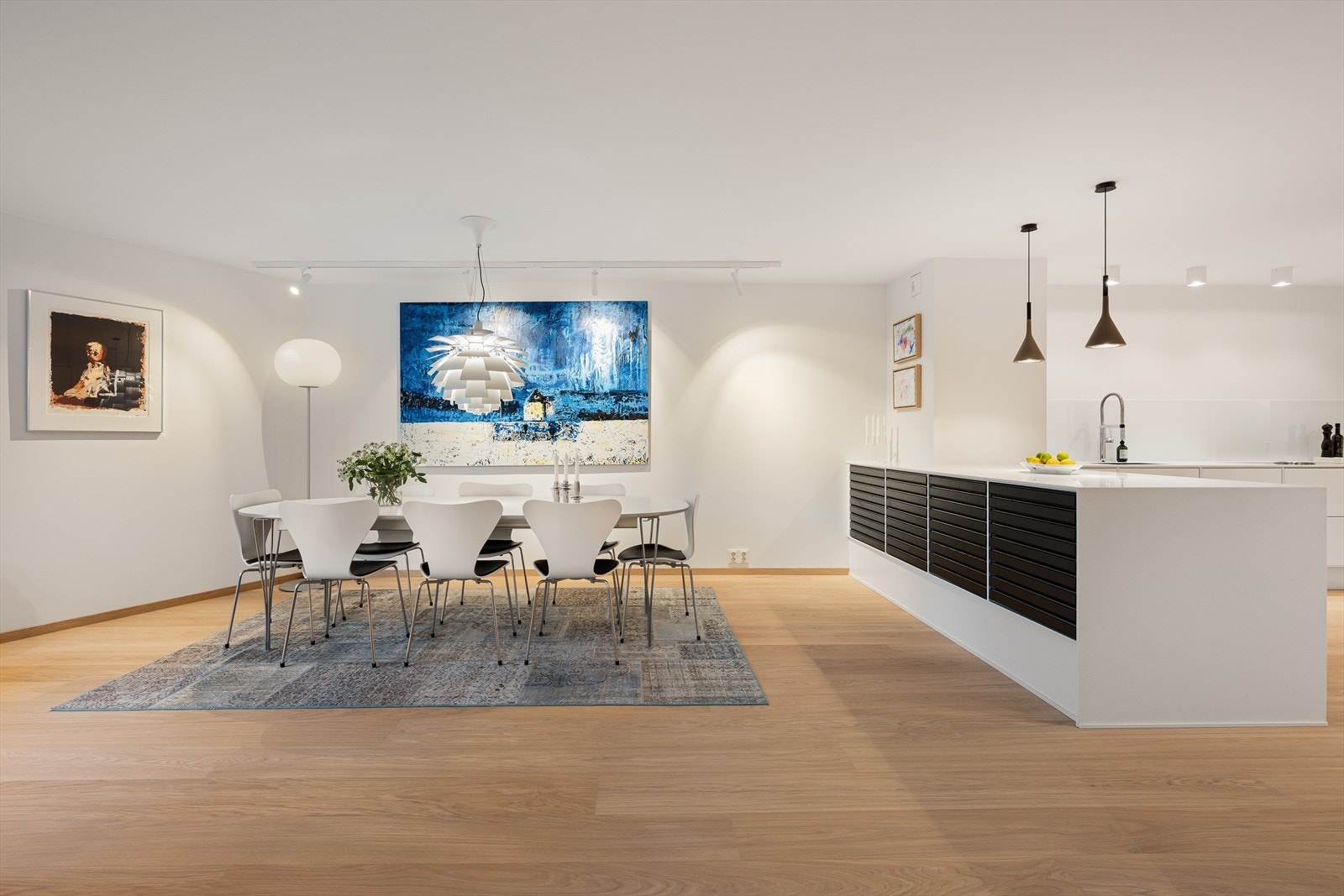 Leiligheten oppleves lys med store vinduer og eksklusive materialvalg - Gjennomgående parkett fra Boen Live Pure (2024 i hoveddel) Galleribilde