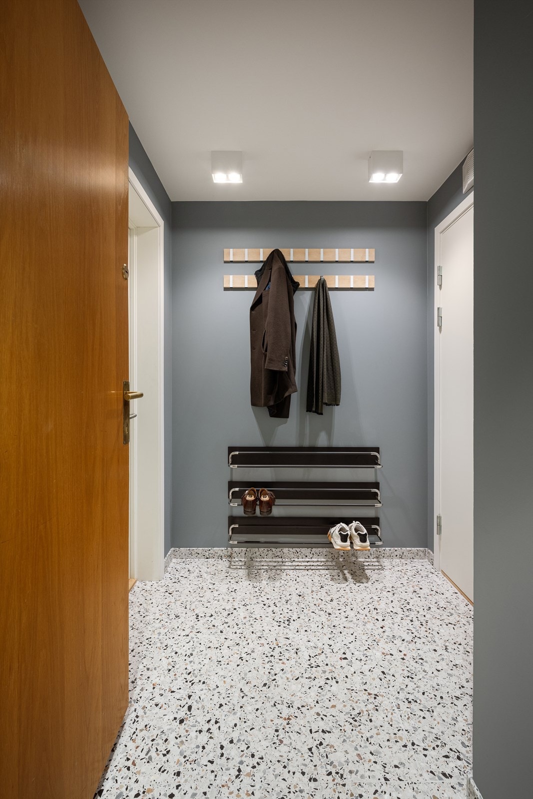 Delikat og innbydende entré med ekte terrazzo-fliser og god plass til å henge fra seg yttertøy Galleribilde