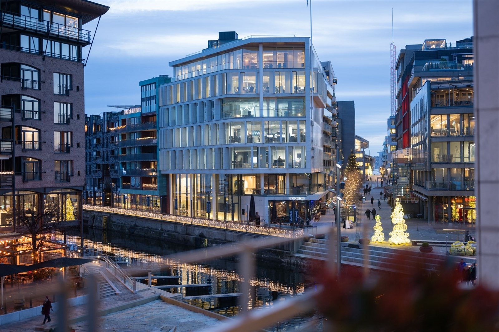 Leiligheten ligger ut mot kanalen som skiller Aker Brygge og Tjuvholmen og mot torget på Aker Bygge. Galleribilde