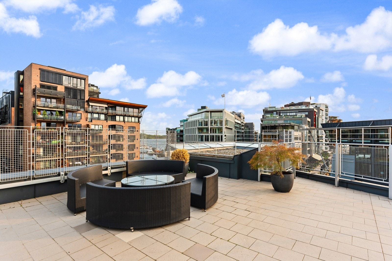 Felles takterasse med gode solforhold, kun noen trappetrinn fra leiligheten! Galleribilde