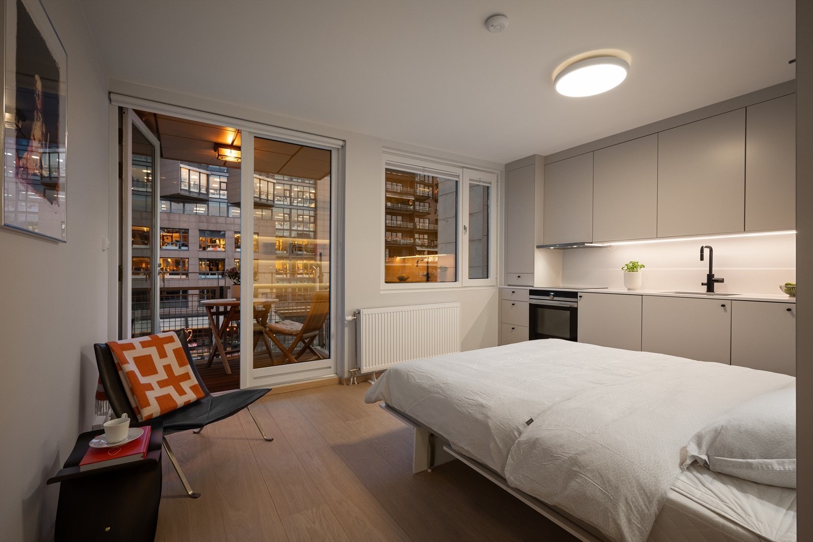 HYBELDEL - Gode innredningsmuligheter med direkte utgang til solrik balkong Galleribilde