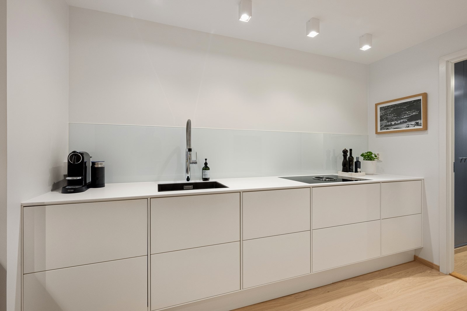 Rikelig med skap- og benkeplass i en delikat utførelse Galleribilde