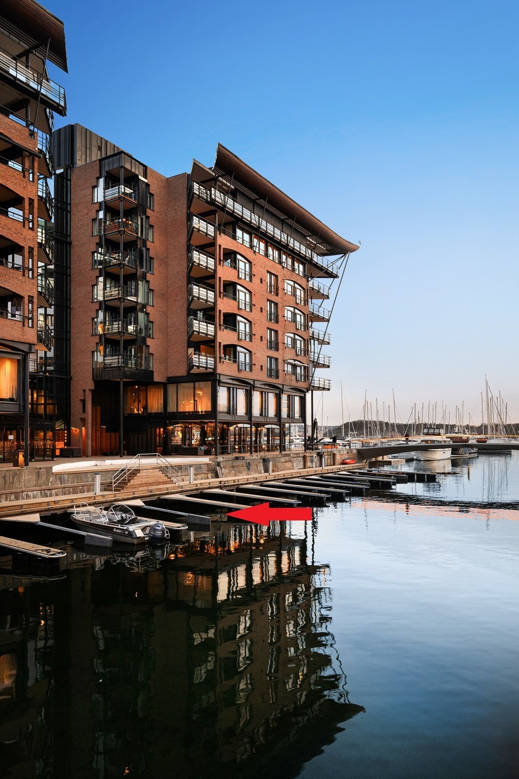 Mulighet for å overta leie av markert båtplass med vann og strøm, uten venteliste. Enkelt å spasere rett ut i båten fra leiligheten (kontakt megler for mer informasjon) Galleribilde