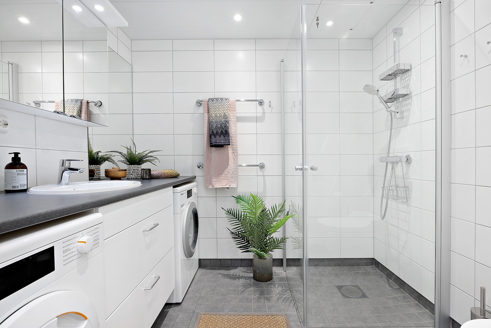 Delikat flislagt bad med gulvvarme Galleribilde