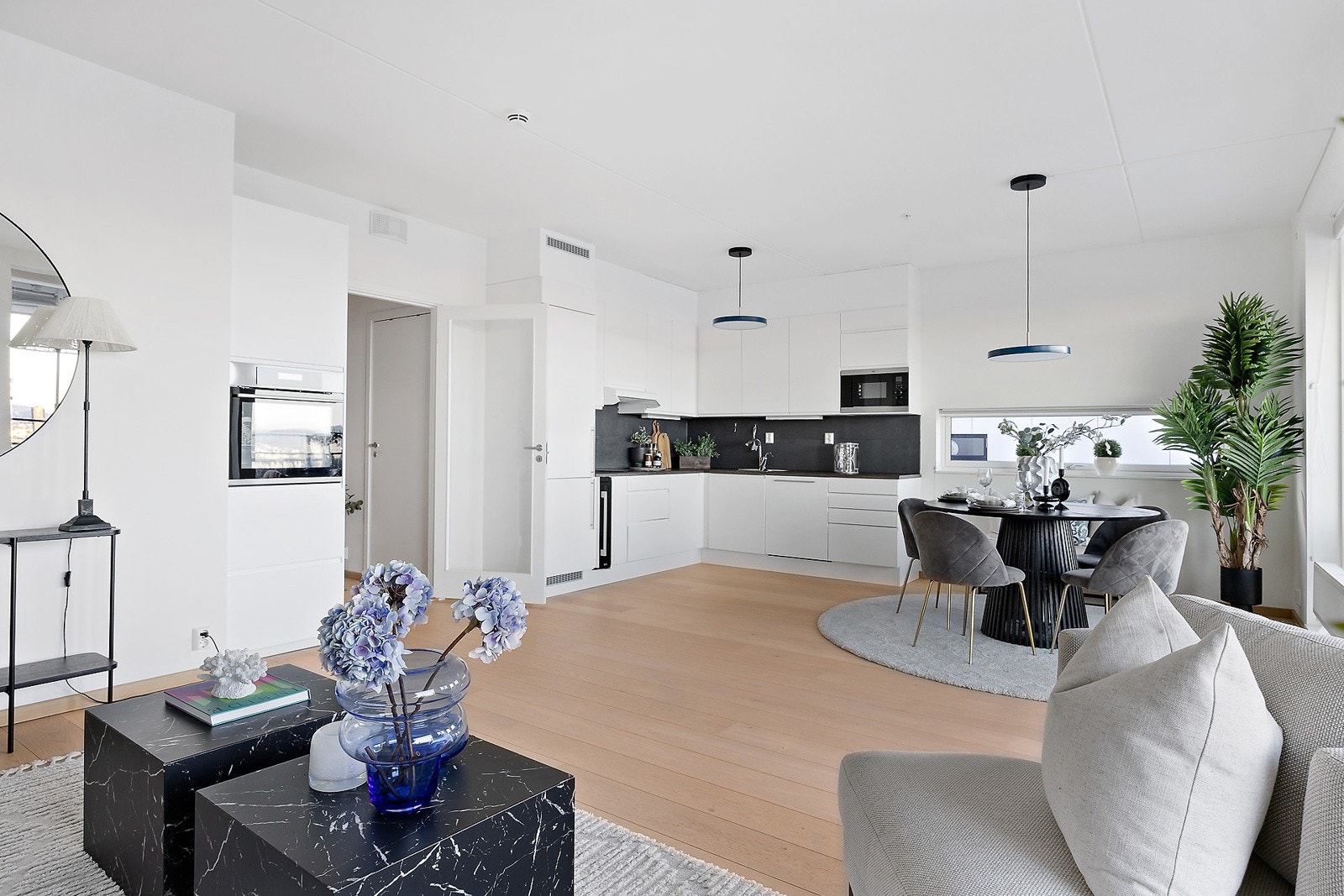 Stue og kjøkken i åpen løsning Galleribilde