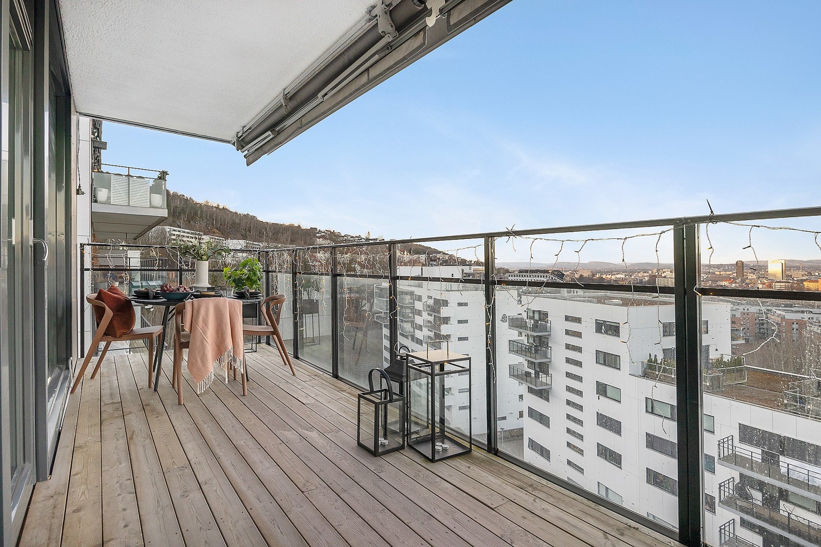 Nordvestvendt balkong på 15 kvm med markise, nydelig utsikt mot byen! Galleribilde