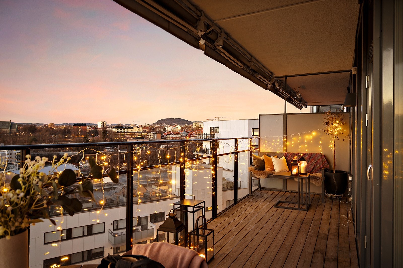 Nordvestvendt balkong på 15 kvm med nydelig utsikt mot byen Galleribilde