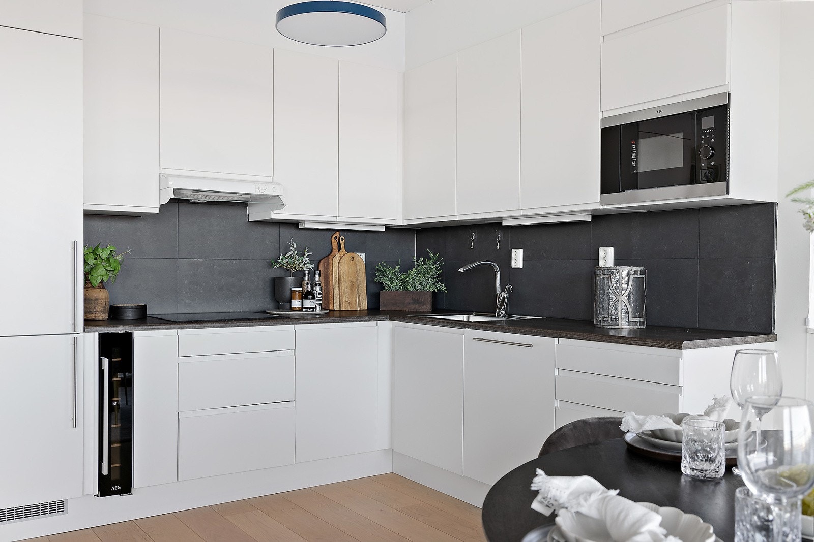 Kjøkkeninnredning med glatte fronter Galleribilde