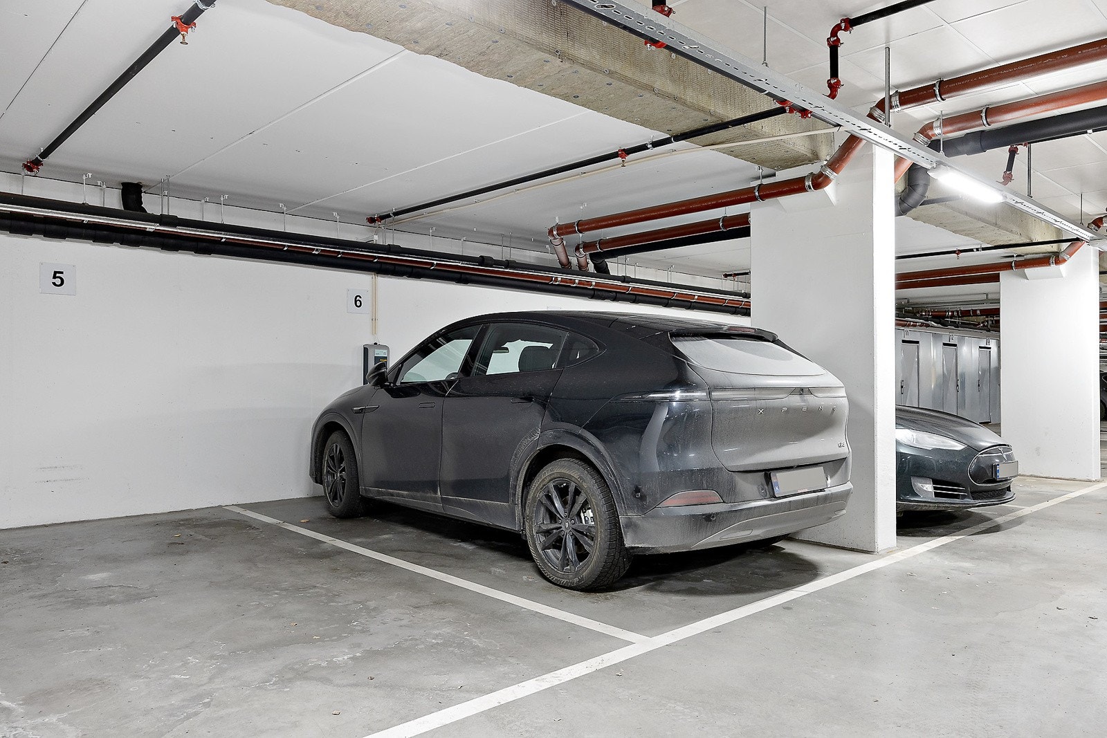 Garasjeplass med lader Galleribilde