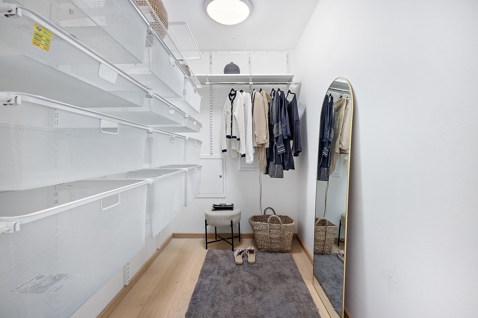 Innvendig bod på 4 kvm med innredning Galleribilde