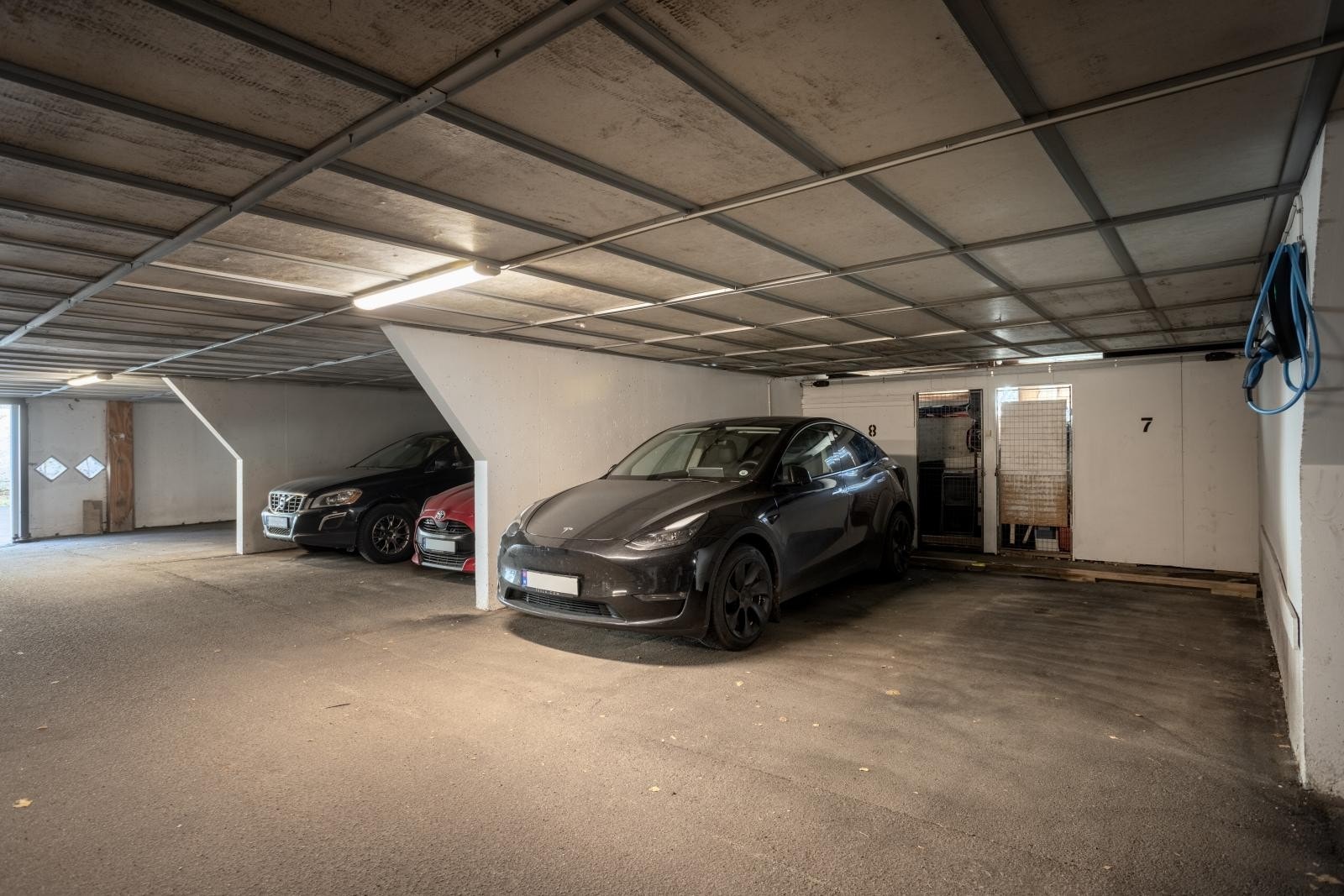 Det disponeres egen garasjeplass med el-lader samt egen bod - Gjesteparkering på sameiets tomt Galleribilde
