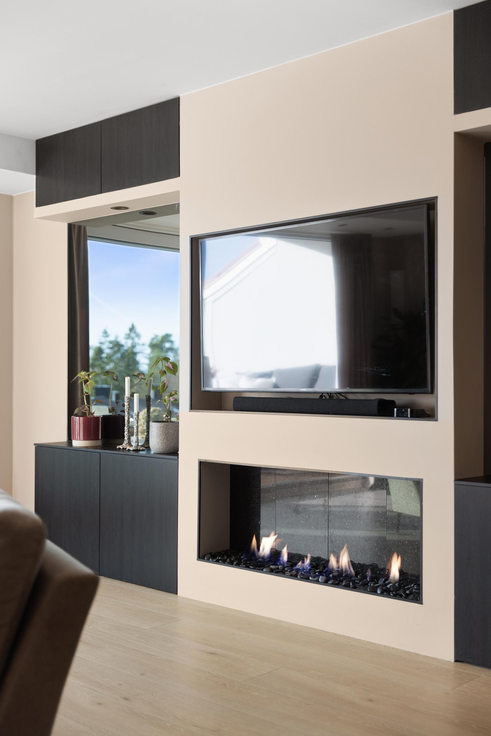 Smart og praktisk plassbygd hylleløsning på stue - TenderFlame skaper godt med hygge Galleribilde