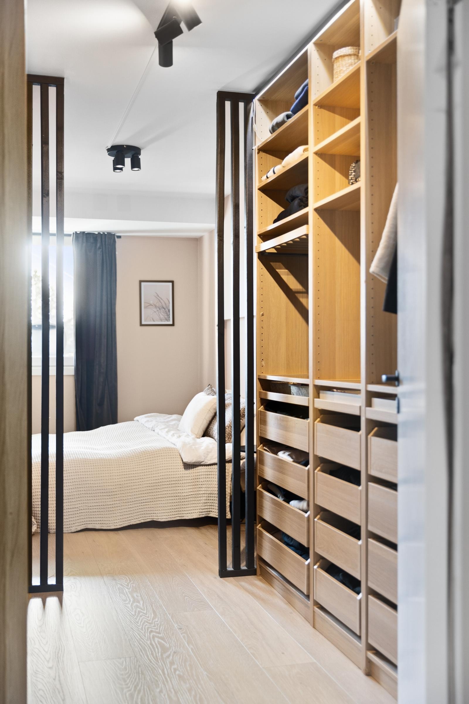Soverom 2 har tilgang gjennom en lekker walk-in garderobe Galleribilde