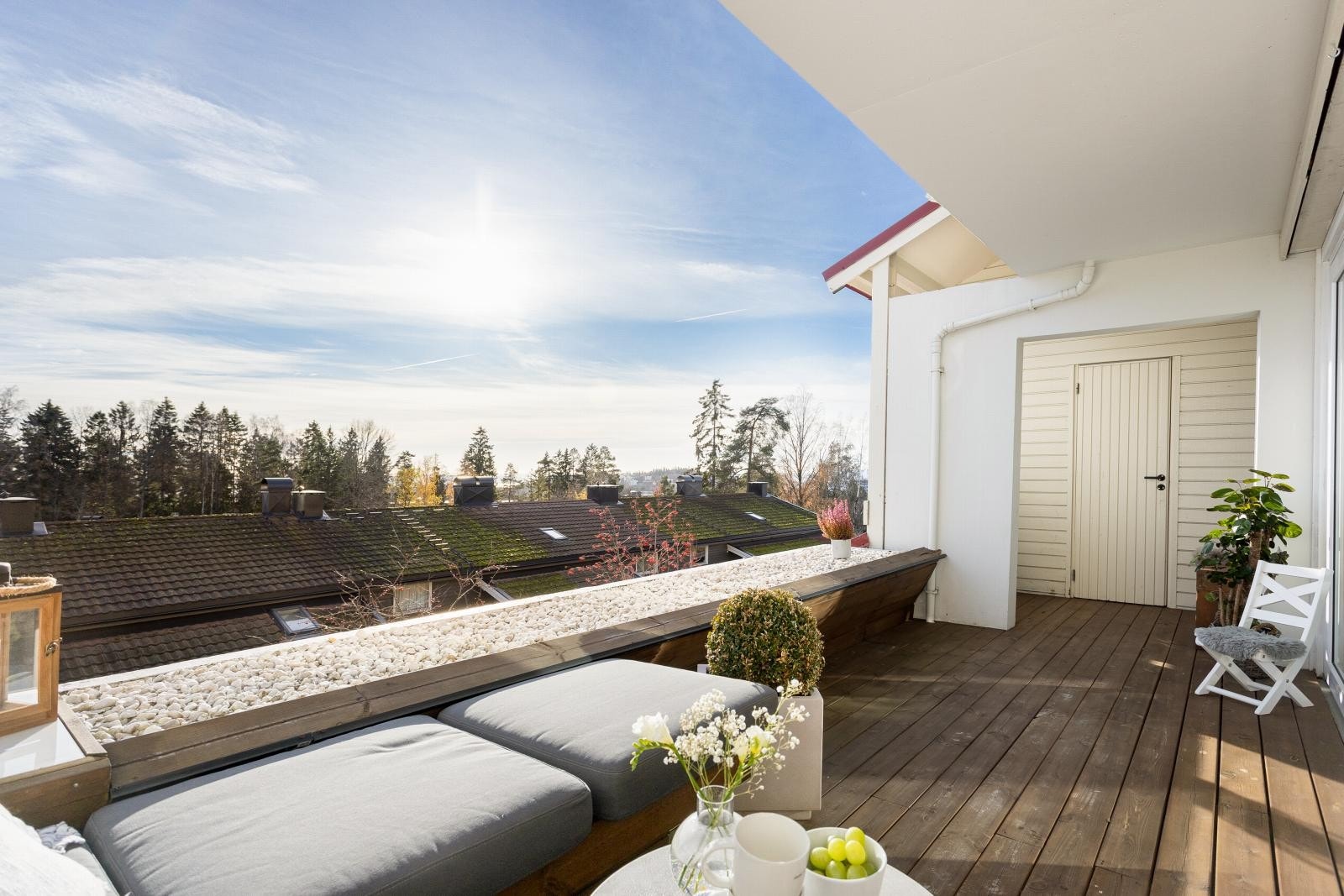 Dette er en solrik bolig i Holmenkollen med stor terrasse på 12 kvm Galleribilde