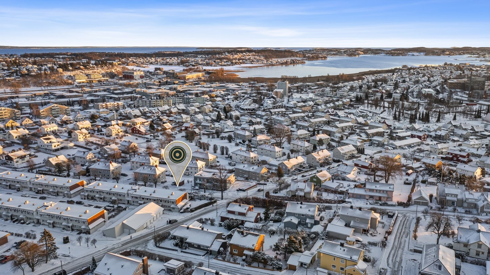 Med gangavstand til Tønsberg sentrum bor man særdeles sentralt med alt den koselige byen inneholder av tilbud som butikker og forretningsliv, "Brygga" med sitt yrende restaurantliv, Jernbanestasjonen, butikksenteret Farmandstredet og Sentralsykehuset Galleribilde