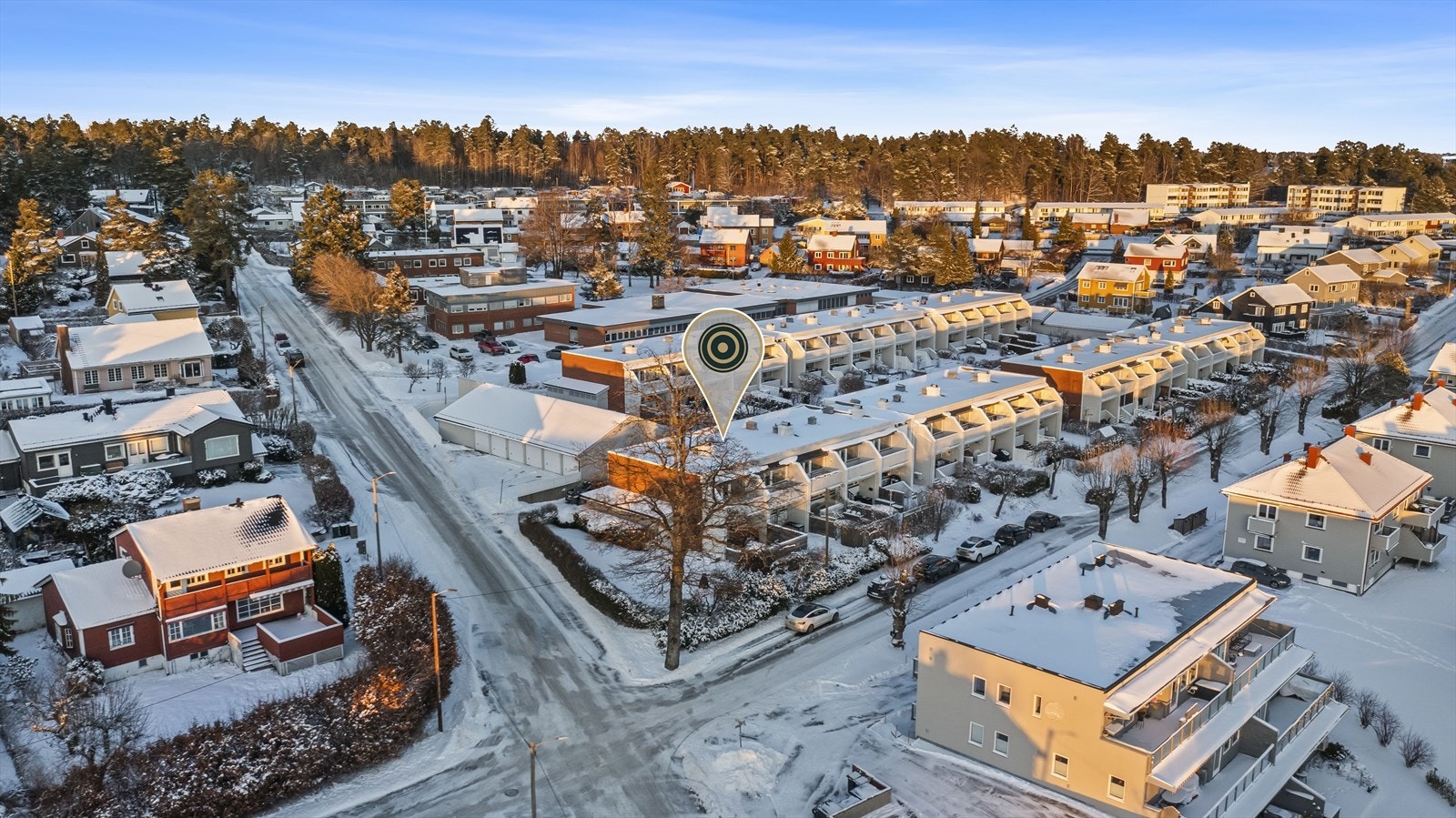 Fine tur- og rekreasjonsområder i umiddelbar nærhet, herunder bl.a. Frodeåsen, Byskogen og Messeområdet. Lysløype finner du kun noen få hundre meter fra eiendommen. Galleribilde