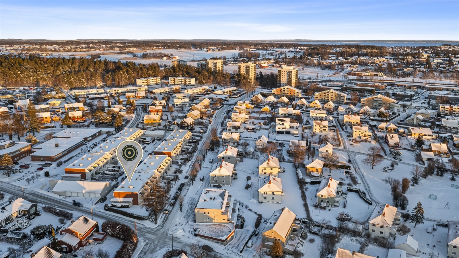 Området er også meget barnevennlig med bl.a. gangavstand til skoler, barnehager, idrettsanlegg, forretninger på Heimdal, post, bank og busskommunikasjon. Ca. 1 km til Greveskogen videregående skole og i underkant av 2 km til Wang Galleribilde