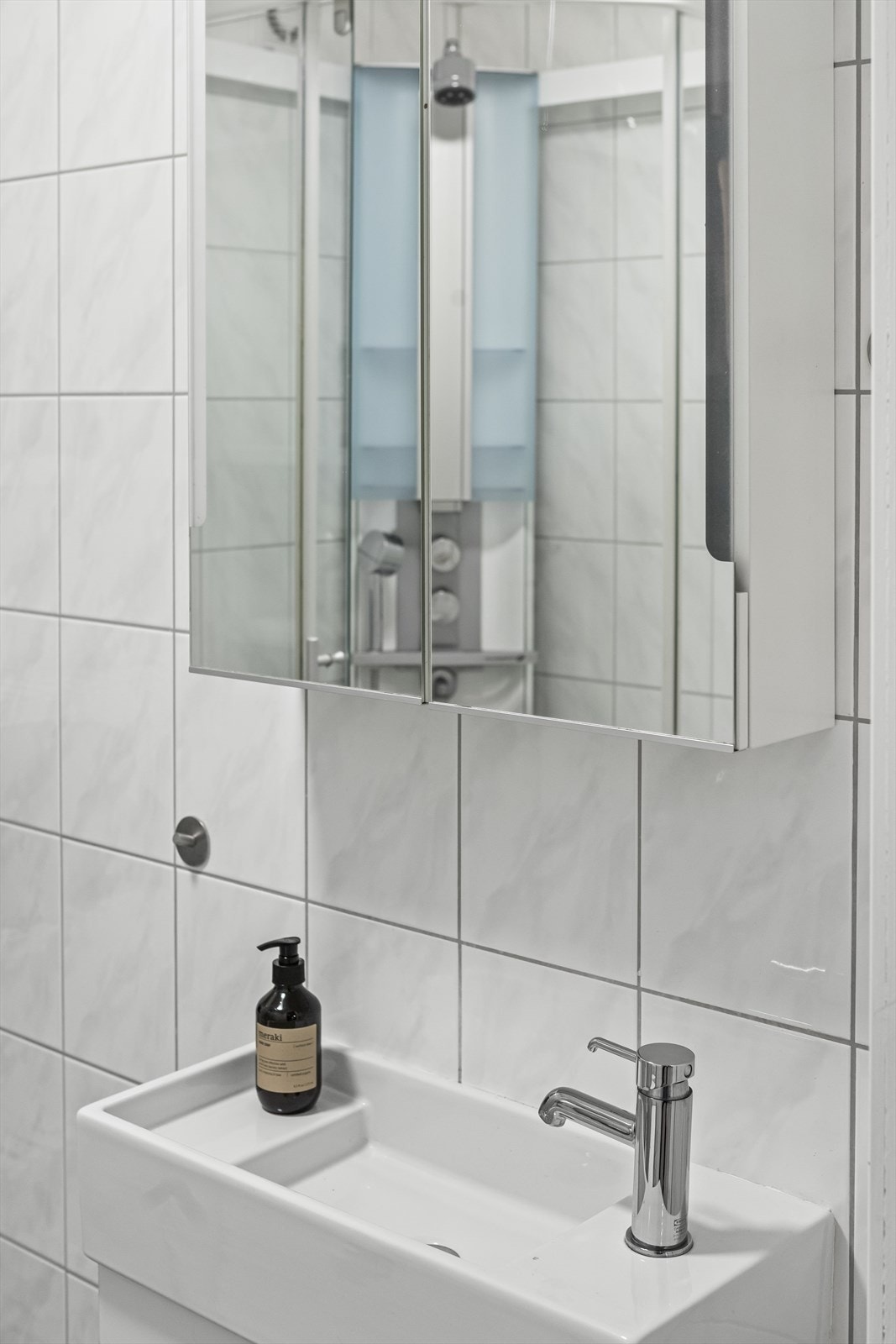 Hovedbadet ligger i første etasje og er fra 2008. Badet er pent flislagt og har varmekabler i gulv. Innredning består av sokkeltoalett, servant med overhengt speilskap, samt og dusjkabinett. Galleribilde