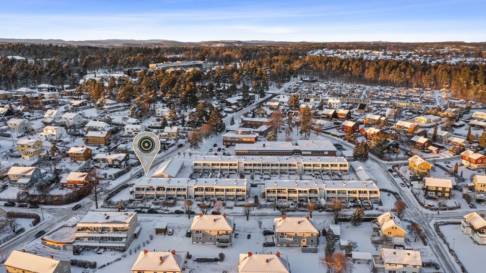 Eiendommen ligger meget attraktivt og sentralt på Solvang - "midt i smørøyet" i byens kanskje beste boligområde. En ypperlig beliggenhet for deg som ønsker å bo veldig sentralt med gangavstand til Tønsberg sentrum og tett på en rekke rekreasjonsområder Galleribilde