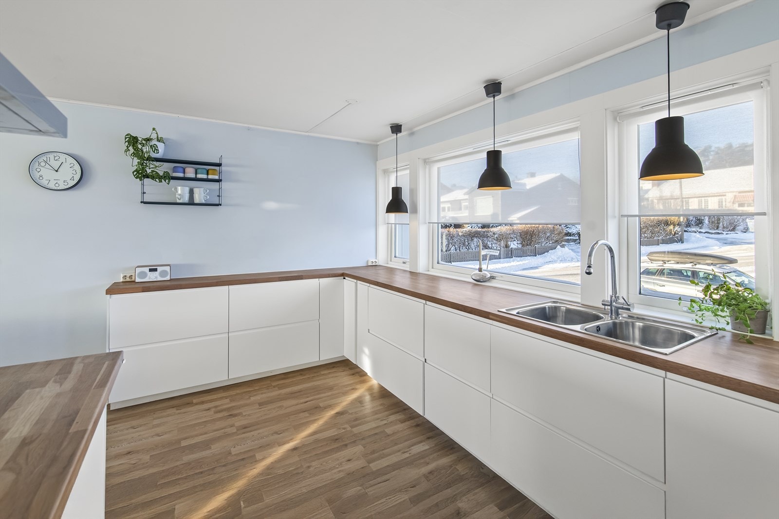Kjøkkenet ligger i den ene enden av rommet og er godt utformet med moderne kjøkkeninnredning fra 2016 med hvite, slette fronter og matchende heltre benkeplate. Galleribilde